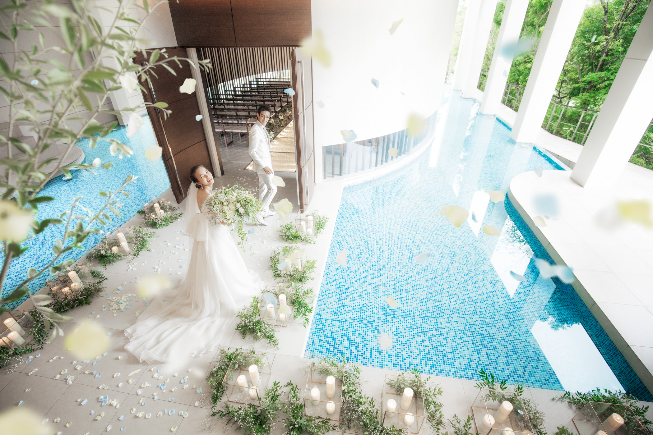 ミュゼ四ツ池の水上チャペルに立つ花嫁